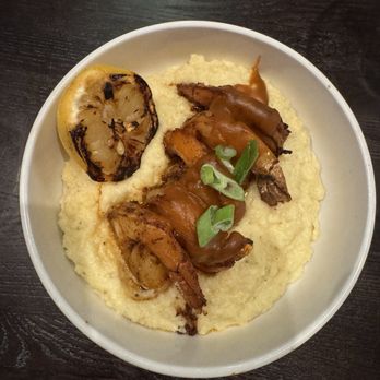 Dorothy's Downtown - Shrimp and grits - Cocktail Bars Near Me - Jacksonville, Florida