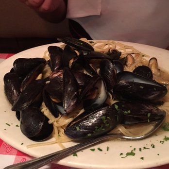 Oliverii North - Mussels with white wine sauce over linguini - Italian Near Me - Antioch, Illinois Oliverii North - Mussels with white wine sauce over linguini - Italian Near Me - Antioch, Illinois