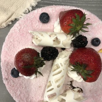 85°C Bakery Cafe-Blalock - Cake with moldy strawberry - Bakeries Near Me - Houston, Texas 85°C Bakery Cafe-Blalock - Cake with moldy strawberry - Bakeries Near Me - Houston, Texas
