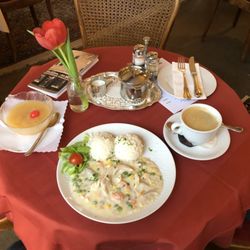 Café Konditorei Wahlen - Chicken Fricassee with rice, side of apple puree