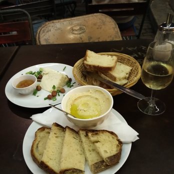 Café la Pompe - Houmous et fromage de chèvre avec de la confiture - Cafes Near Me - Saint-Gilles, BRU Café la Pompe - Houmous et fromage de chèvre avec de la confiture - Cafes Near Me - Saint-Gilles, BRU