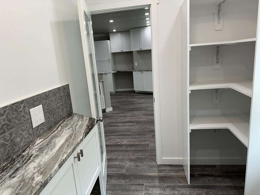 Slide of Elliotts Elite Home Solutions