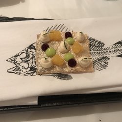 Kanapa Restauracja - Pierwsze danie z menu degustacyjnego mus z okonia podany na skórce z okonia. (Chyba okonia, ale w kazdym razie ryby ;) )