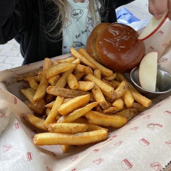 Bareburger - Kinder Burger mit Pommes und Apfelspalten - Burgers Near Me - Frankfurt, HE Bareburger - Kinder Burger mit Pommes und Apfelspalten - Burgers Near Me - Frankfurt, HE
