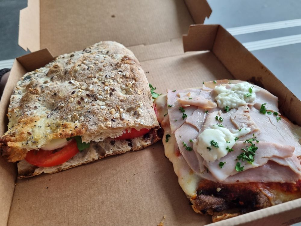 LA BESTIA STAZIONE RobertZündStrasse 2, Luzern, Switzerland Pizza