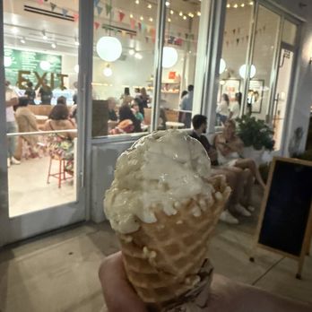 Jeni's Splendid Ice Creams - Brown butter almond brickle - Ice Cream & Frozen Yogurt Near Me - Atlanta, Georgia Jeni's Splendid Ice Creams - Brown butter almond brickle - Ice Cream & Frozen Yogurt Near Me - Atlanta, Georgia