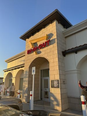 In-N-Out Burger by null