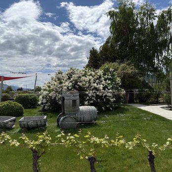 8th Generation Vineyard - Beautiful grounds near the water - Wineries Near Me - Summerland, British Columbia