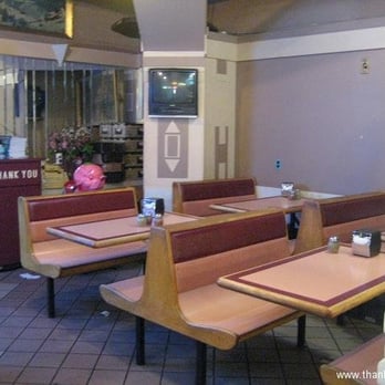 Roya Kosher Pizza - the interior of a restaurant - Pizza Near Me - Great Neck, New York