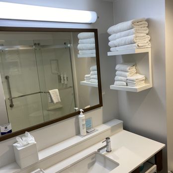 Hampton Inn & Suites Phoenix Downtown - Bathroom - Hotels Near Me - Phoenix, Arizona Hampton Inn & Suites Phoenix Downtown - Bathroom - Hotels Near Me - Phoenix, Arizona