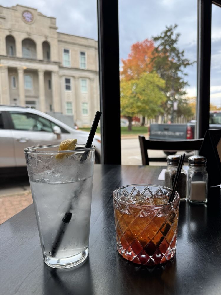 12 West Bar and Grill