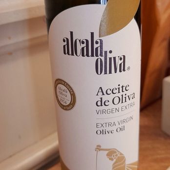 Ostería L'Oca Giuliva - Olive oil on table - Italian Near Me - Seville, SE Ostería L'Oca Giuliva - Olive oil on table - Italian Near Me - Seville, SE