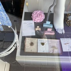 FeenZimmer - Die Rabatte liegen handgeschrieben daneben.