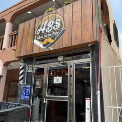 Holbox Barber Shop - Outside