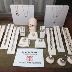Serván - Expositor joyas plata en Joyería Serván