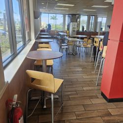 Wendy's - Big dining hall