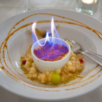 Restaurant St. Gereon - Crème brûlée von der Macadamianuss mit Bratapfel-Quitten-Kompott - Mediterranean Near Me - Nackenheim, RP Restaurant St. Gereon - Crème brûlée von der Macadamianuss mit Bratapfel-Quitten-Kompott - Mediterranean Near Me - Nackenheim, RP