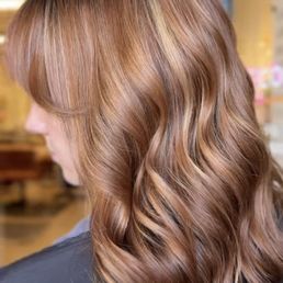 Copper hair with blonde highlights and light brown tones Copper hair with blonde highlights and light brown tones