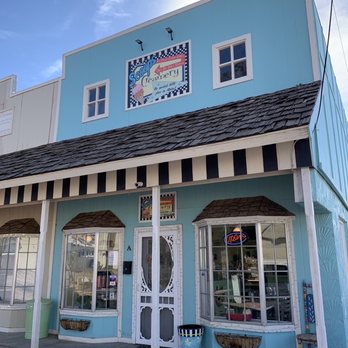 Scoops Creamery - Outside - Ice Cream & Frozen Yogurt Near Me - Alpine, Texas