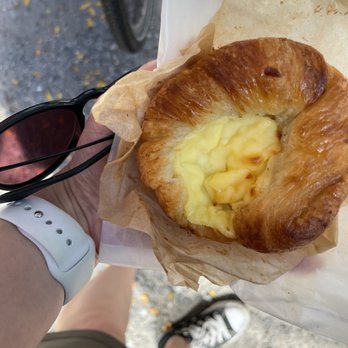 El Barrista Cafe - Croissant filled with lemon cream - Breakfast & Brunch Near Me - New York, New York