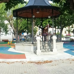 Parque de Ribadeo - Zona #recreo #ocio #infantil con todo lujo de actividades,incluso con #tirolina.#Cafeterias con #terraza en los alrededores
