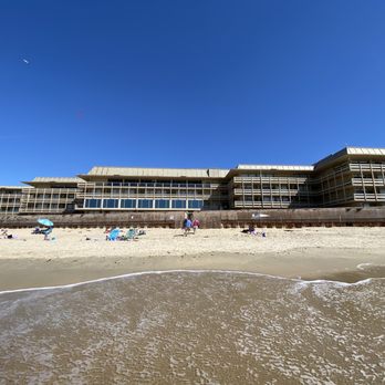 Del Monte Beach - Nice view of Monterey Tides hotel - Beaches Near Me - Monterey, California