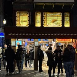 Rene's Croissants - Busy night but fast service