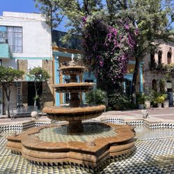 Las Nueve Esquinas - Beautiful fountain outside of restaurant