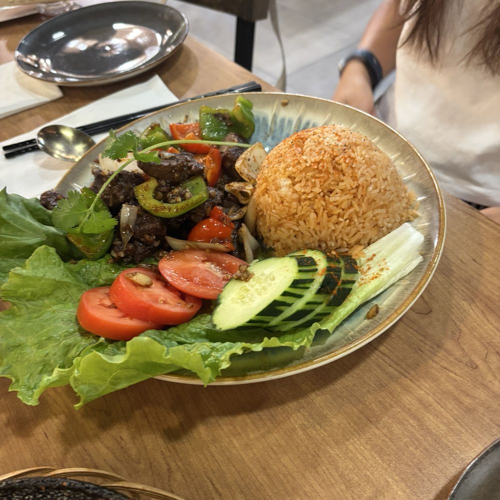 Me’s Kitchen - Shaking beef with red rice - Vietnamese Near Me - Sacramento, California