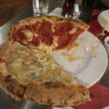 Ollie's Brick Oven Pizza - This is half pepperoni and half Gorgonzola with caramelized onions - Pizza Near Me - Rosarito, BCN Ollie's Brick Oven Pizza - This is half pepperoni and half Gorgonzola with caramelized onions - Pizza Near Me - Rosarito, BCN