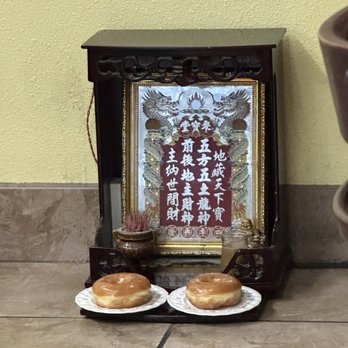 Donuts Xpress - This donut shop worship a donut god. And honestly, I LOVE IT!!! Haha - Donuts Near Me - Ontario, California