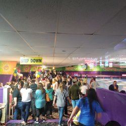 Sunshine Skate Center - Lots of people partying today