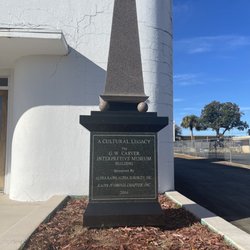 Gw Carver Interpretive Museum - Dedication pillar
