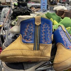 Das Thrift Haus - Clothes and shoes for all sizes. All in decent condition. Nothing stained or damaged