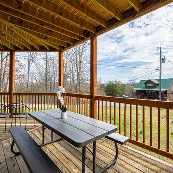 Sky View Cabin - picnic table - Vacation Rentals Near Me - Sevierville, Tennessee Sky View Cabin - picnic table - Vacation Rentals Near Me - Sevierville, Tennessee