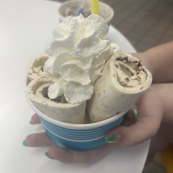 32 Degree Creamery - Peanut butter cookies and cream with peanut butter chips topped with whipped cream - Bubble Tea Near Me - Tallahassee, Florida 32 Degree Creamery - Peanut butter cookies and cream with peanut butter chips topped with whipped cream - Bubble Tea Near Me - Tallahassee, Florida