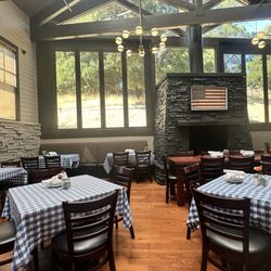 Perry’s - Novato - Interior dining room