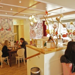 Ten to Three Bakery - pleasant and colorful interior