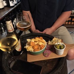 Le Petit Tonneau - Free snacks with your drinks.