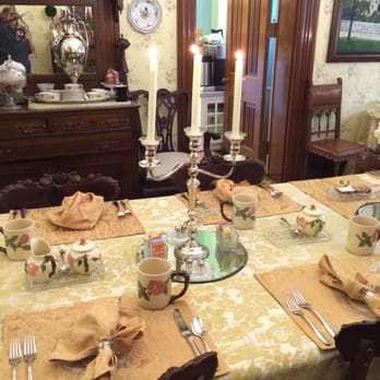 Central Park Bed & Breakfast - Dining room table - Bed & Breakfast Near Me - Louisville, Kentucky Central Park Bed & Breakfast - Dining room table - Bed & Breakfast Near Me - Louisville, Kentucky