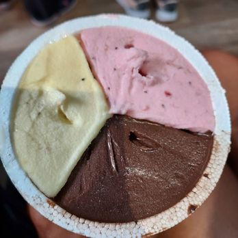 Cadore - Dark chocolate, strawberry, and passion fruit (maracuya) in a 1/4 kilo cup. - Ice Cream & Frozen Yogurt Near Me - Buenos Aires, C