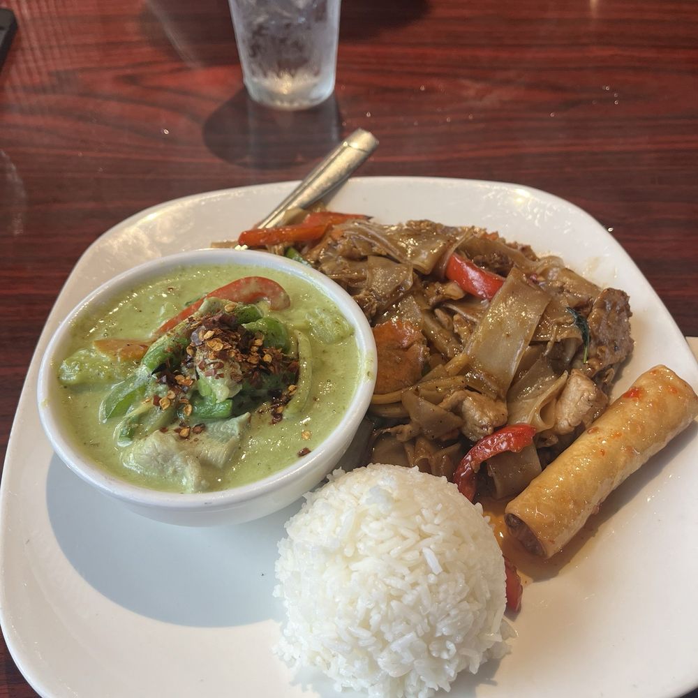 Drunken noodles and green curry Drunken noodles and green curry