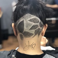 HiEndTight Barbershop - Undercut with flowers