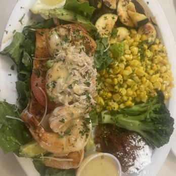 Valdos Seafood House - Salmon salad - Mexican Near Me - El Lago, Texas