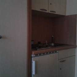 Cap Europe-Appart Hôtel - Coin cuisine et armoire a gauche