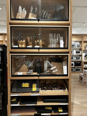 Crate & Barrel by null