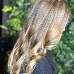 Capozzi & Co Salon