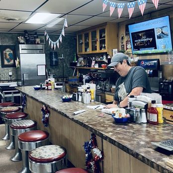 Garden Prairie Cafe - Bar stools for eating at the counter like the old days - Comfort Food Near Me - Garden Prairie, Illinois