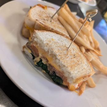 Double Tree Hotel - Grilled cheese with mushrooms and spinach and sliced tomatoes - American Near Me - Mundelein, Illinois Double Tree Hotel - Grilled cheese with mushrooms and spinach and sliced tomatoes - American Near Me - Mundelein, Illinois
