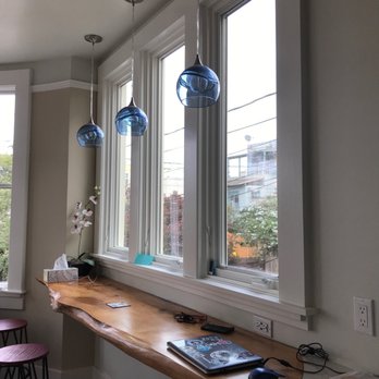 Ideal Builders - Informal seating in family room for breakfast and coffee. - General Contractors Near Me